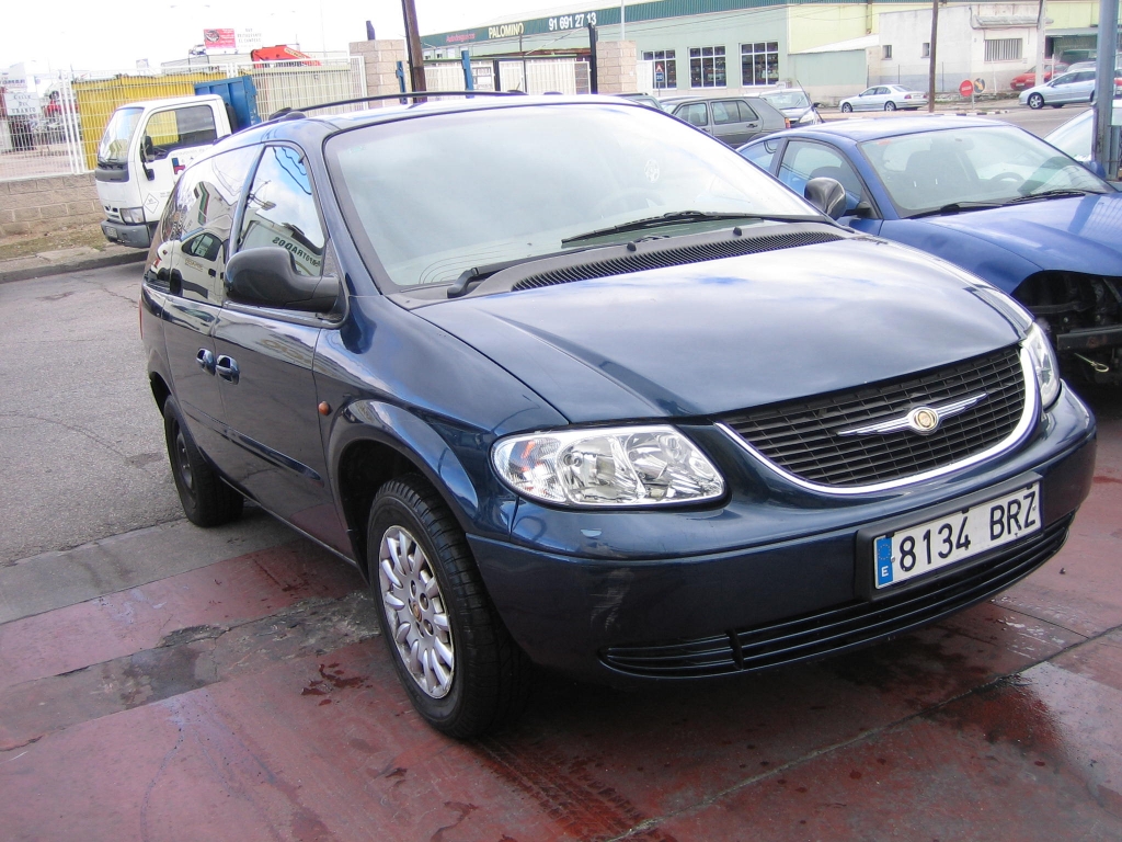 VISTA DELANTERA DERECHA CRYSLER VOYAGER 2.2 SE CRD 144CV 7 PLAZAS