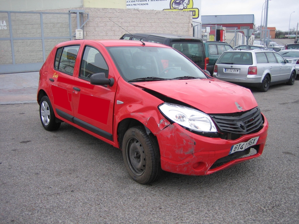 VISTA DELANTERA DERECHA DACIA SANDERO 1.2 I 75CV GASOLINA