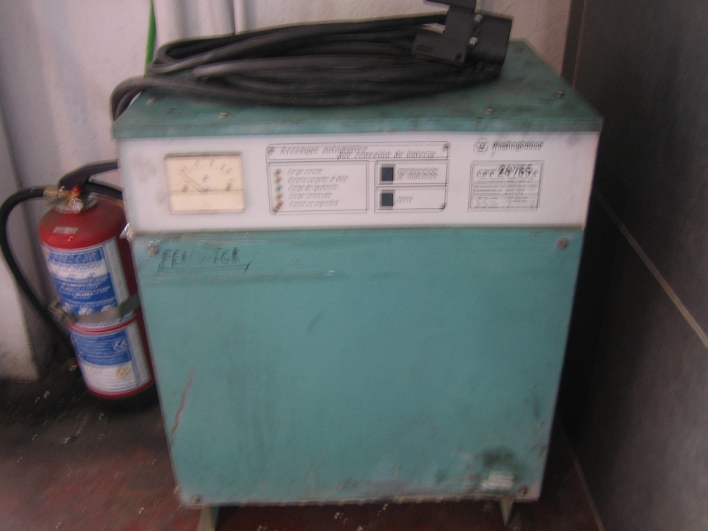 VISTA CARGADOR ELECTRICO FENWICL CARRETILLA ELEVADORA ELECTRICA 1000KG