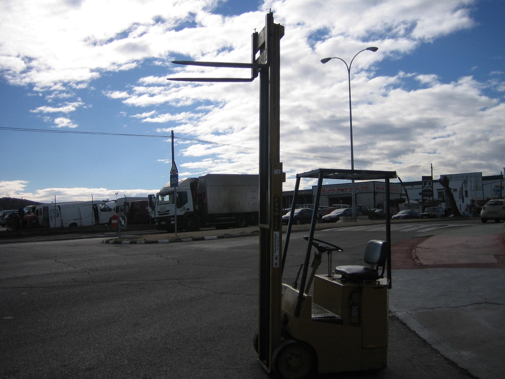 VISTA MASTIL SUBIDO ENTERO FENWICL CARRETILLA ELEVADORA ELECTRICA 1000KG