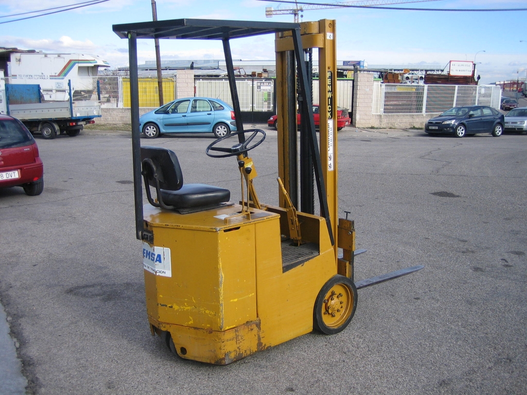 VISTA TRASERA DERECHA VISTA MASTIL SUBIDO ENTERO FENWICL CARRETILLA ELEVADORA ELECTRICA 1000KG