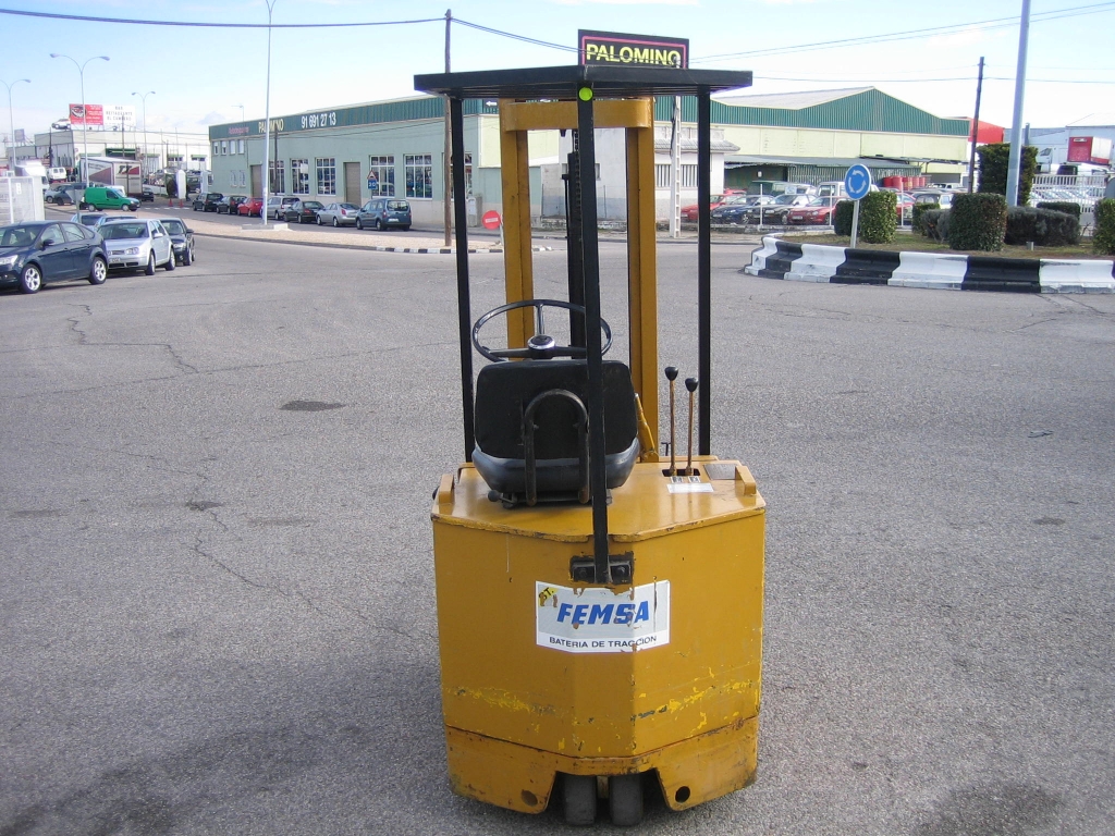 VISTA TRASERA VISTA MASTIL SUBIDO ENTERO FENWICL CARRETILLA ELEVADORA ELECTRICA 1000KG