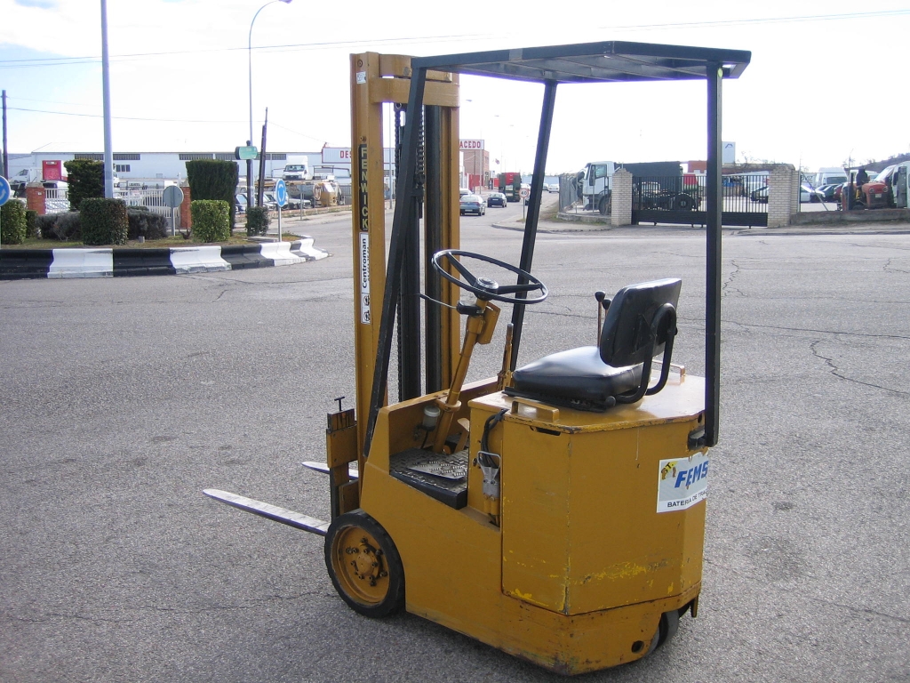 VISTA TRASERA IZQUIERDA VISTA MASTIL SUBIDO ENTERO FENWICL CARRETILLA ELEVADORA ELECTRICA 1000KG