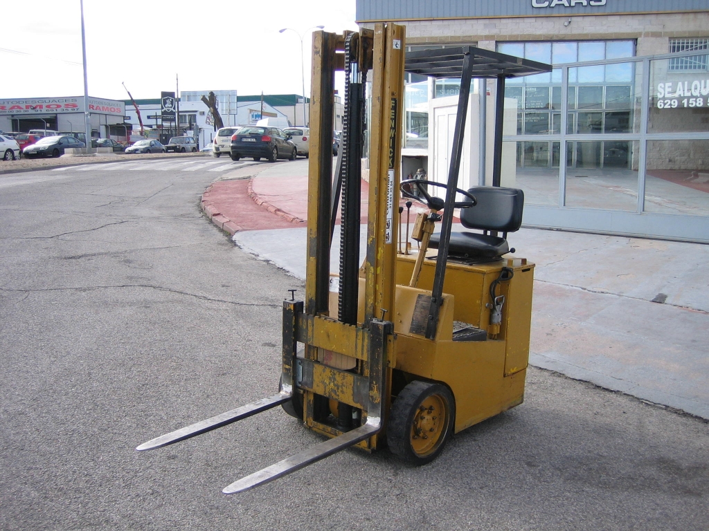 VISTA DELANTERA IZQUIERDA VISTA MASTIL SUBIDO ENTERO FENWICL CARRETILLA ELEVADORA ELECTRICA 1000KG