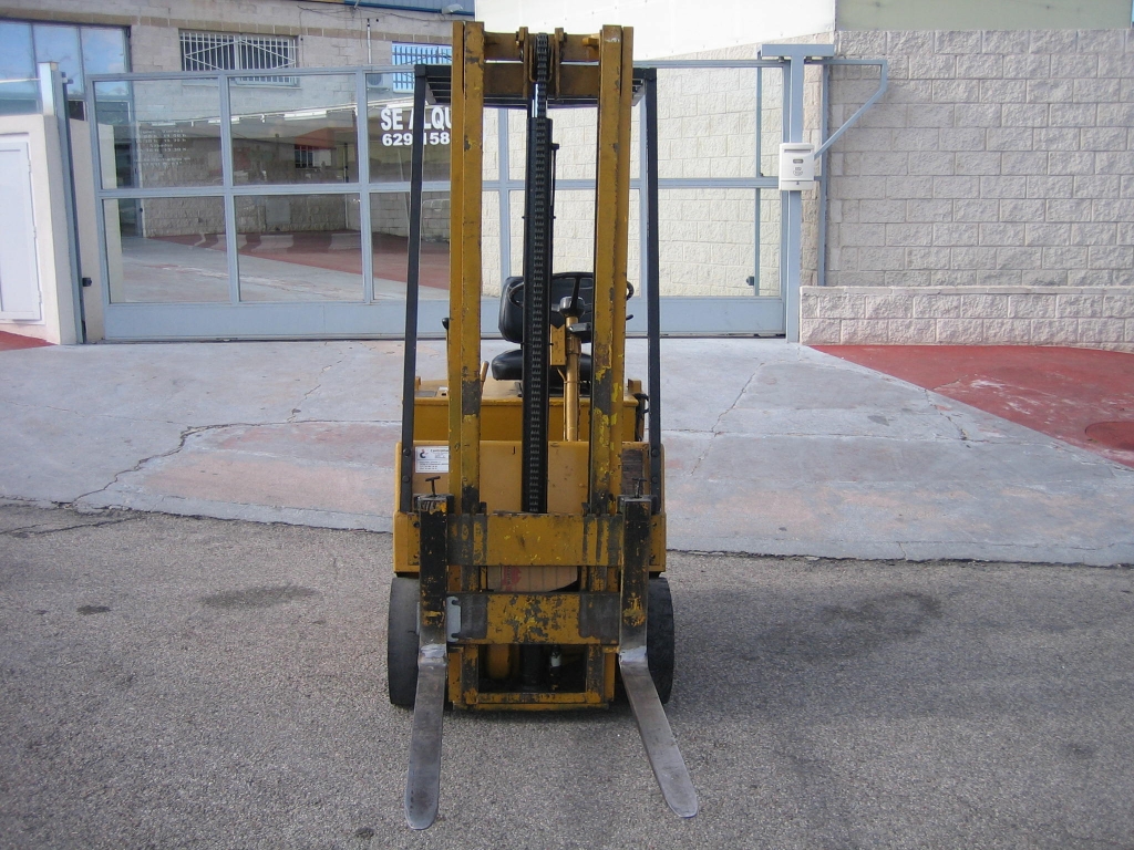 VISTA DELANTERA VISTA MASTIL SUBIDO ENTERO FENWICL CARRETILLA ELEVADORA ELECTRICA 1000KG