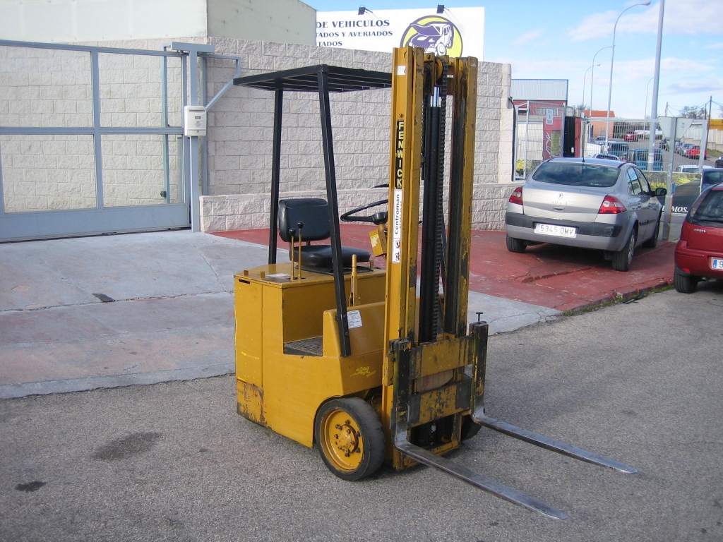 VISTA DELANTERA DERECHA VISTA MASTIL SUBIDO ENTERO FENWICL CARRETILLA ELEVADORA ELECTRICA 1000KG