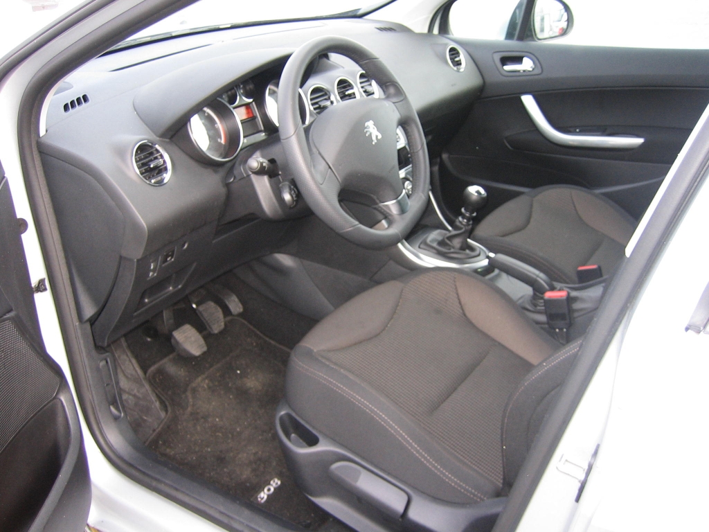 VISTA INTERIOR IZQUIERDOPEUGEOT 308 SW 8L ACTIVE 1.6 HDI 115CV 