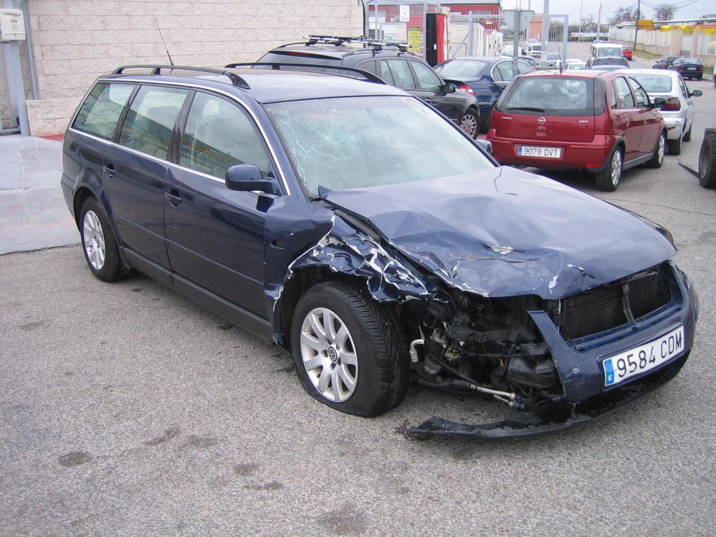 VISTA DELANTERA DERECHA VOLKSWAGEN PASSAT 1.9 TDI VARIANT 4-MOTION 130CV