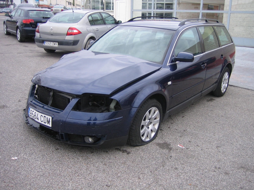 VISTA DELANTERA IZQUIERDAVOLKSWAGEN PASSAT 1.9 TDI VARIANT 4-MOTION 130CV 