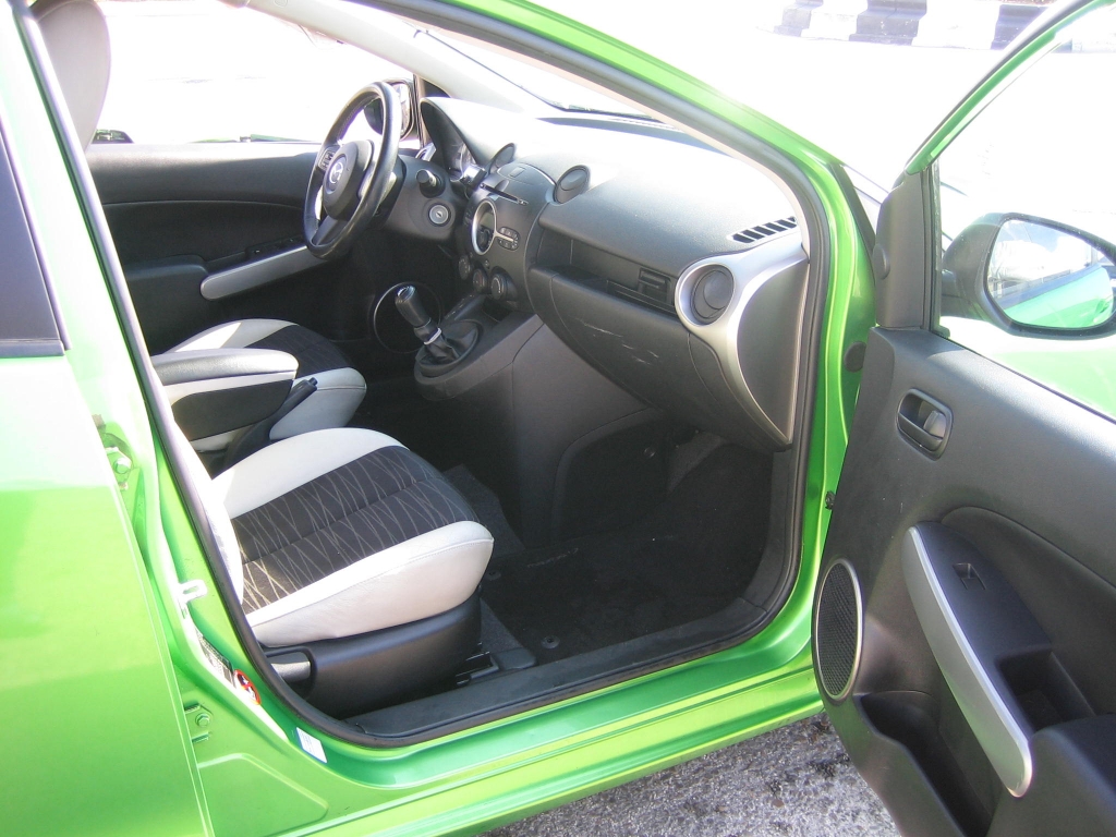 VISTA INTERIOR DERECHO MAZDA 2 1.4 CRDI 68CV