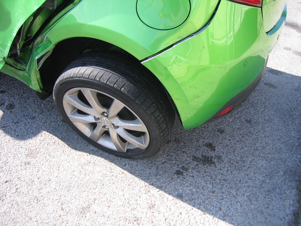 VISTA GOLPE EN RUEDA TRASERA IZQUIERDA MAZDA 2 1.4 CRDI 68CV