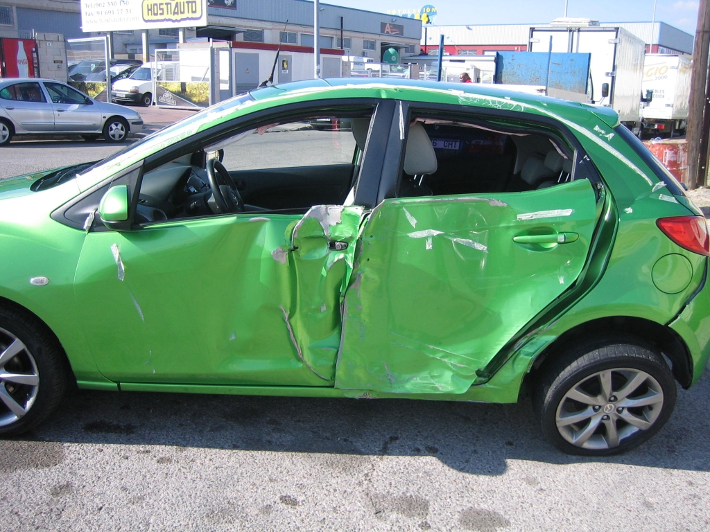 VISTA LATERAL IZQUIERDO DAÑADO MAZDA 2 1.4 CRDI 68CV