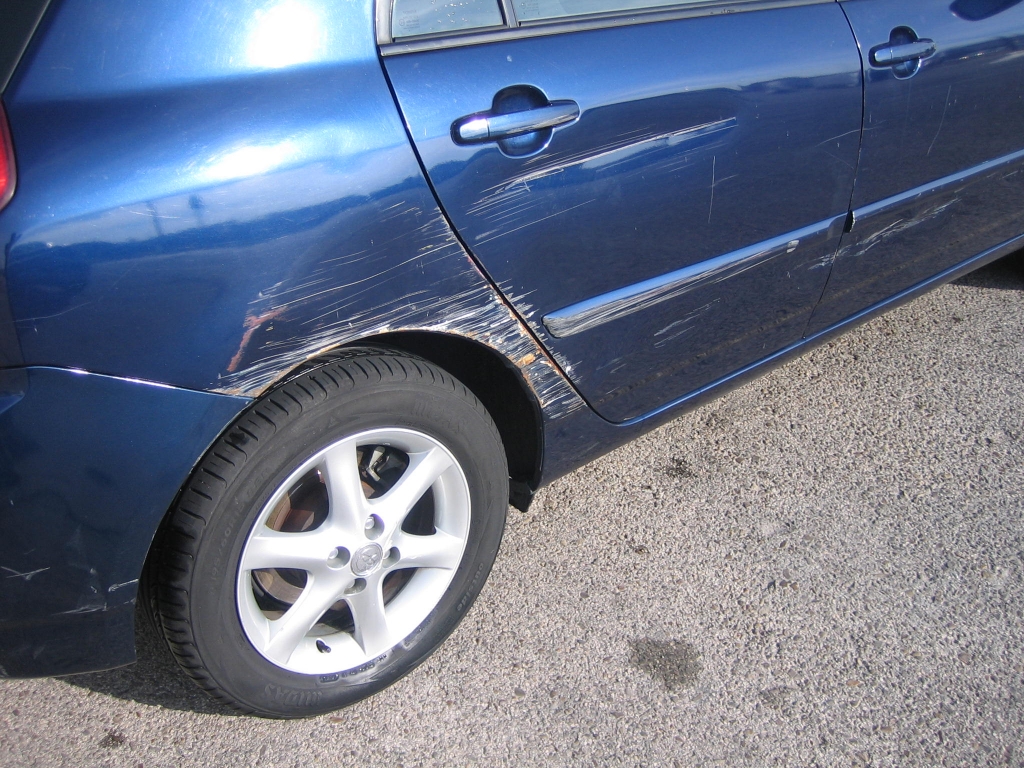 LEVE TOQUE EN PASE DE RUEDA TRASERO DERECHO TOYOTA COROLLA 2.0 D4D 115CV