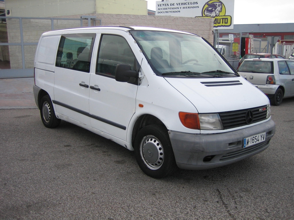 VISTA DELANTERA DERECHA MERCEDES BENZ VITO 110 CDI 102CV 6 PLAZAS