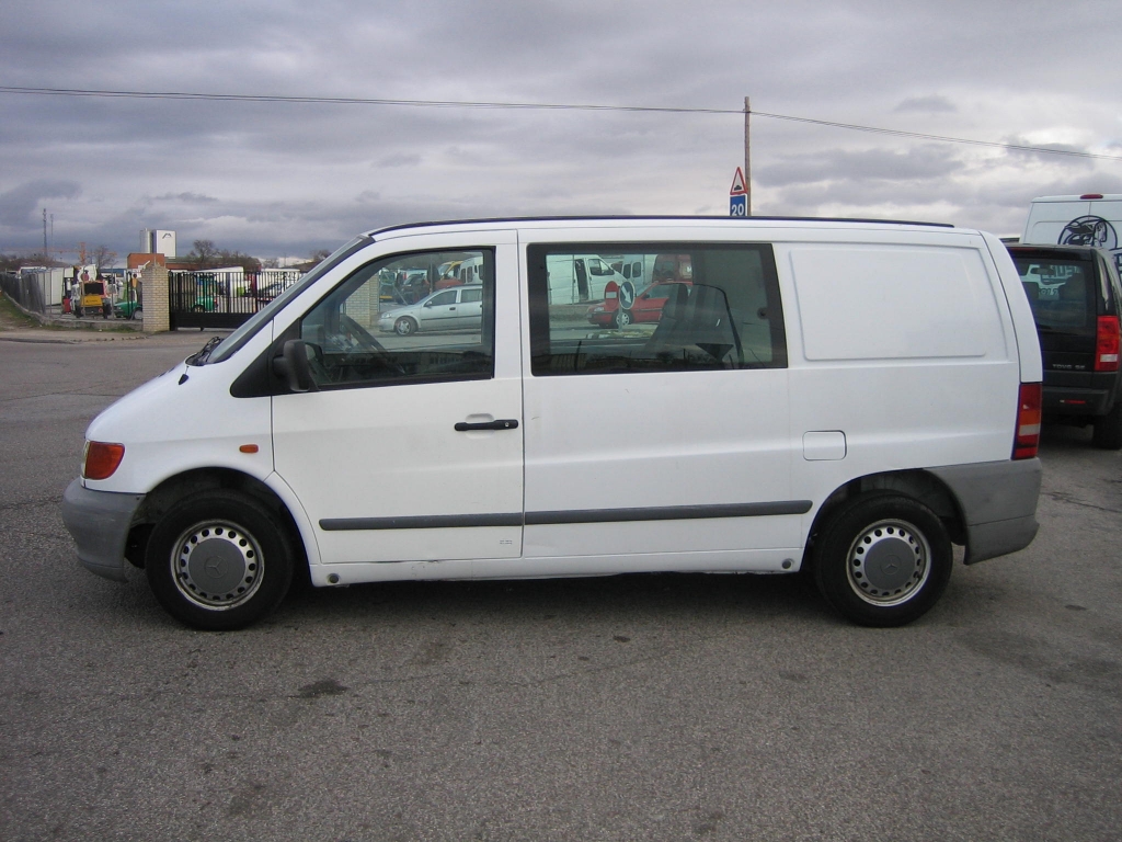 VISTA LATERAL IZQUIERDO MERCEDES BENZ VITO 110 CDI 102CV 6 PLAZAS