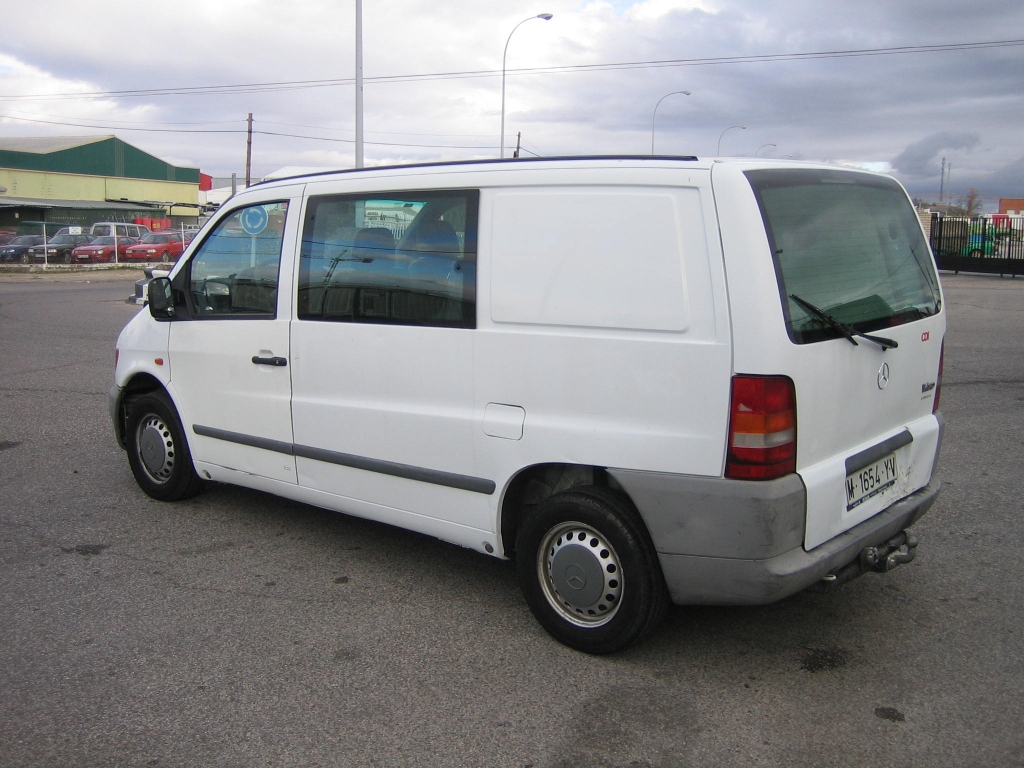 VISTA TRASERA IZQUIERDA MERCEDES BENZ VITO 110 CDI 102CV 6 PLAZAS