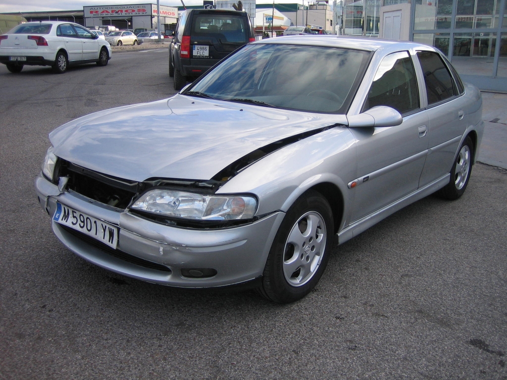 VISTA DELANTERA IZQUIERDA OPEL VECTRA B 2.0 DTI 16V 100CV