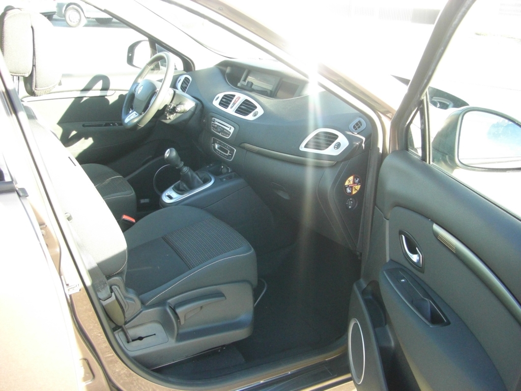 VISTA INTERIOR DERECHO RENAULT SCENIC 1.5 DCI DINAMIQUE 105CV