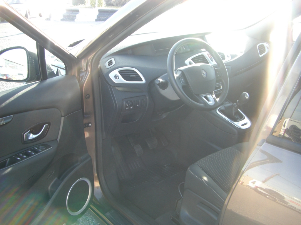 VISTA INTERIOR IZQUIERDO VISTA INTERIOR TRASERO RENAULT SCENIC 1.5 DCI DINAMIQUE 105CV