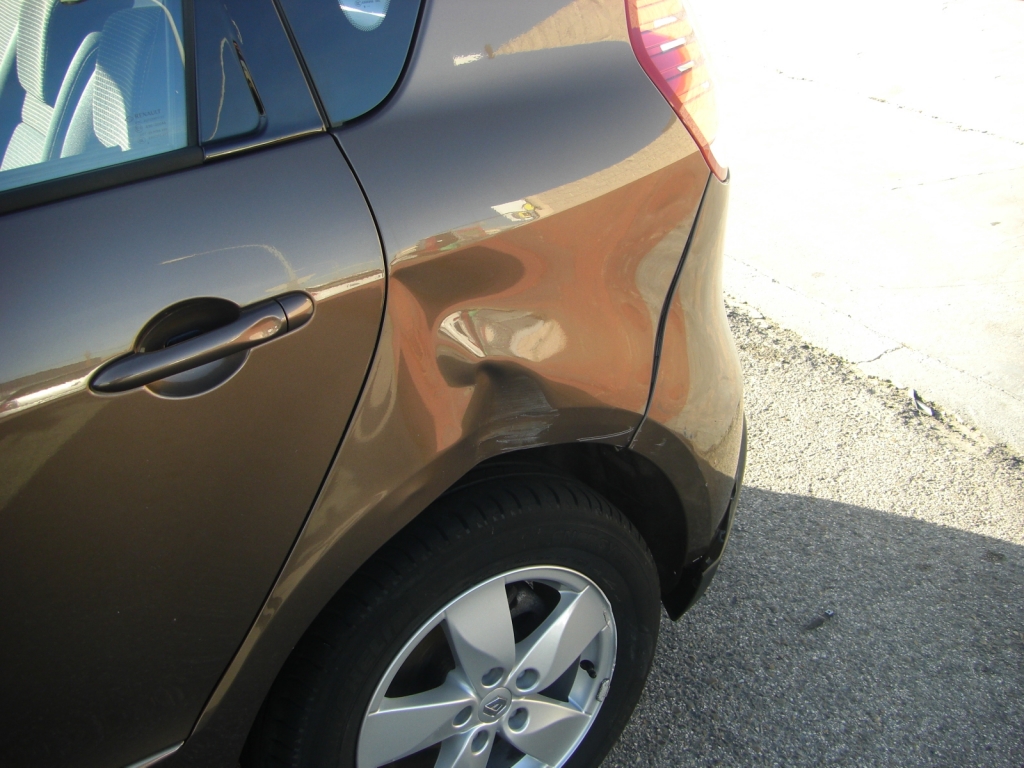 VISTA GOLPE LEVE TRASERO IZQUIERDO VISTA INTERIOR TRASERO RENAULT SCENIC 1.5 DCI DINAMIQUE 105CV