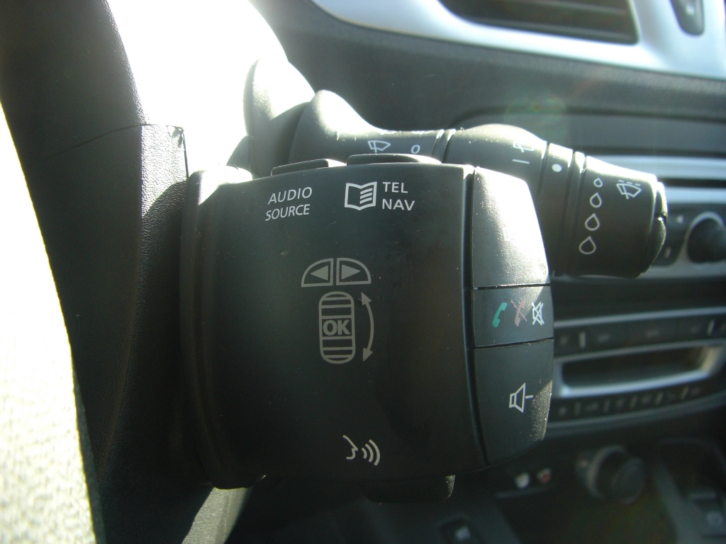 VISTA MANDOS AUDIO EN VOLANTE VISTA INTERIOR TRASERO RENAULT SCENIC 1.5 DCI DINAMIQUE 105CV