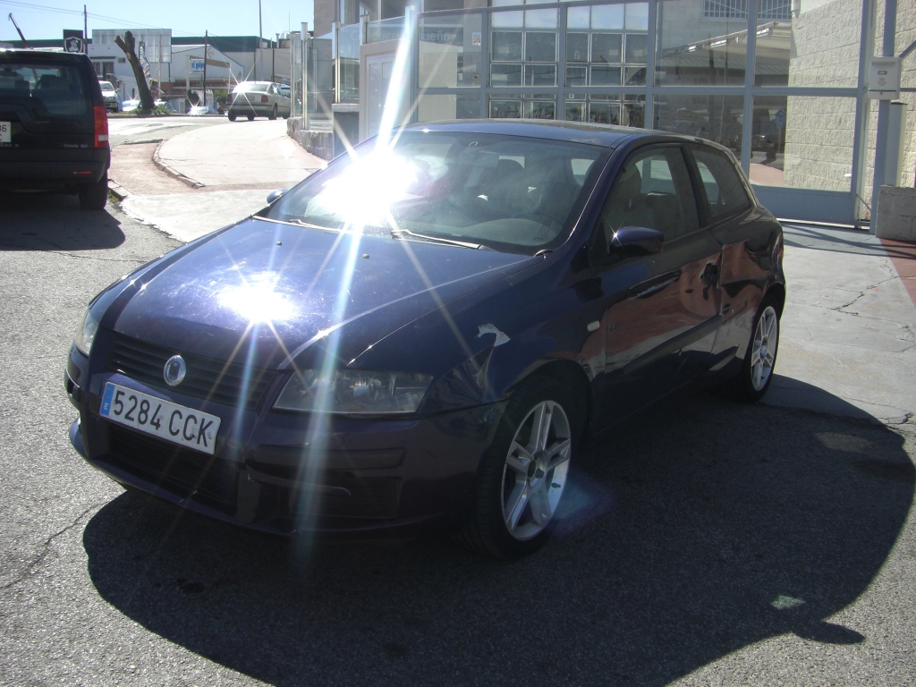 VISTA DELANTERA IZQUIERDA FIAT ESTILO 1.9 JTD 115CV