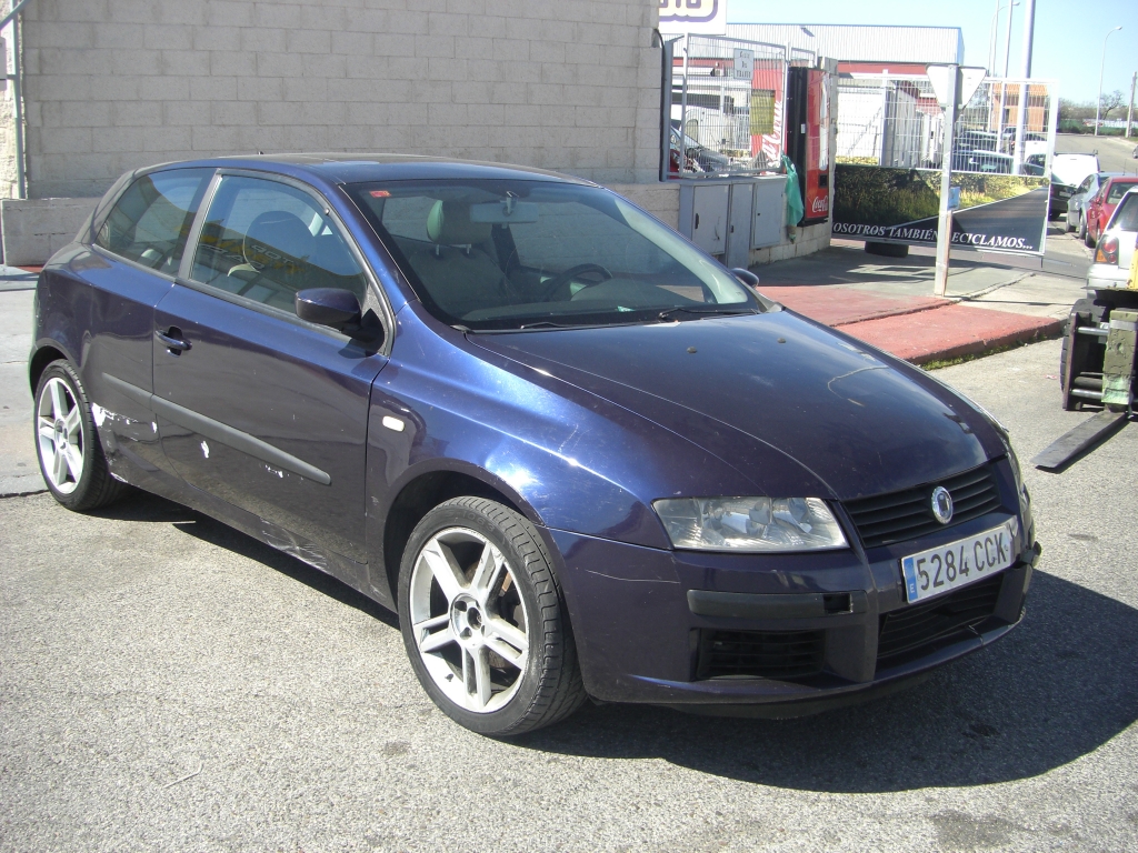 VISTA DELANTERA DERECHA FIAT ESTILO 1.9 JTD 115CV