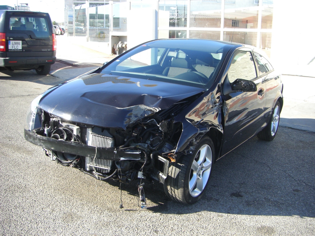 VISTA DELANTERA IZQUIERDA OPEL ASTRA GTC 1.9 120CV