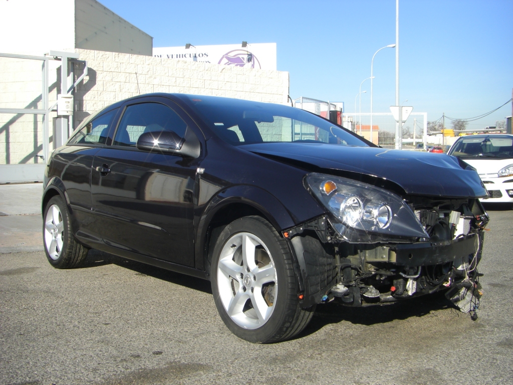 VISTA DELANTERA DERECHA OPEL ASTRA GTC 1.9 120CV