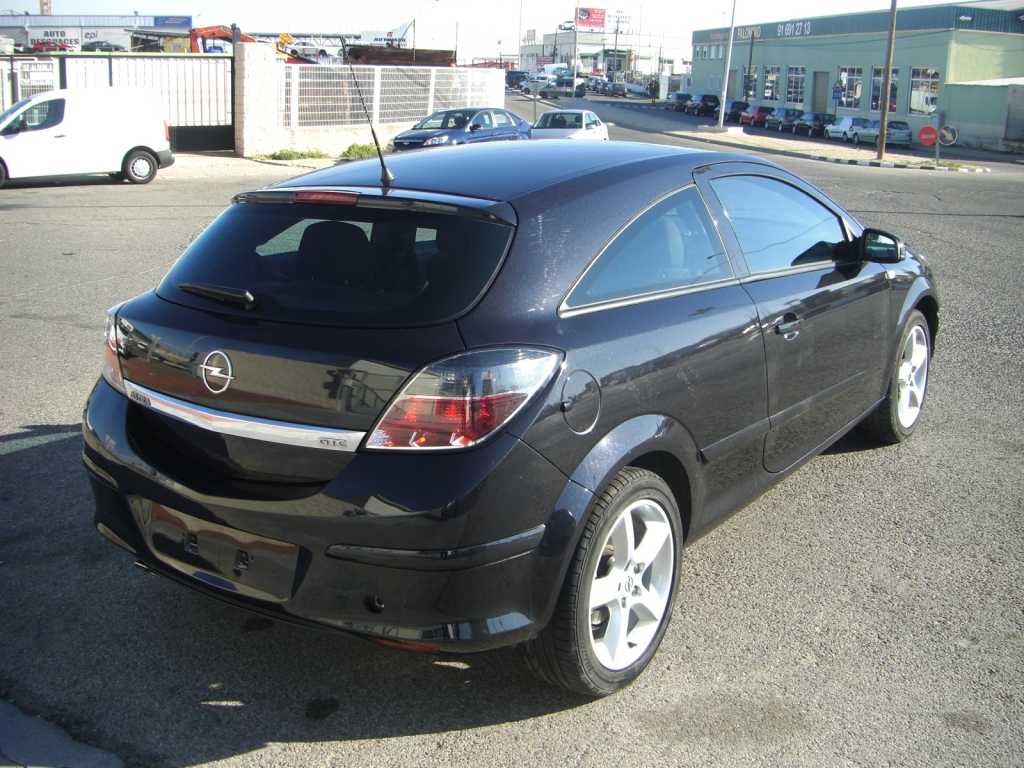 VISTA TRASERA DERECHA OPEL ASTRA GTC 1.9 120CV