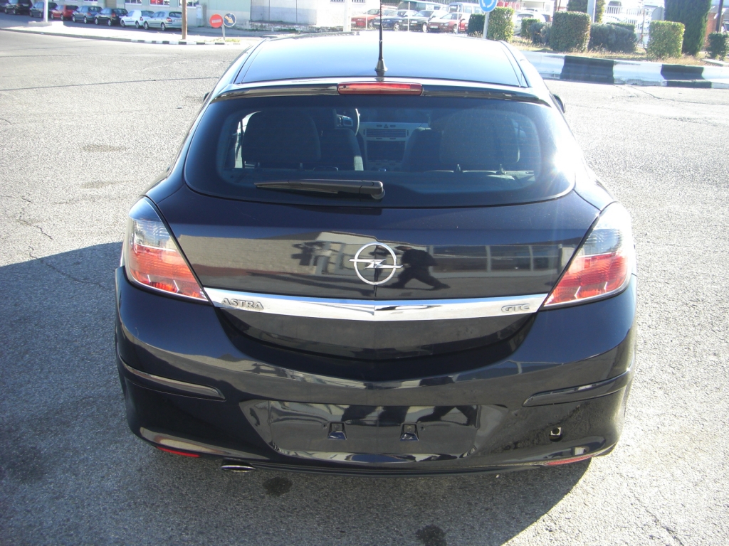 VISTA TRASERA OPEL ASTRA GTC 1.9 120CV