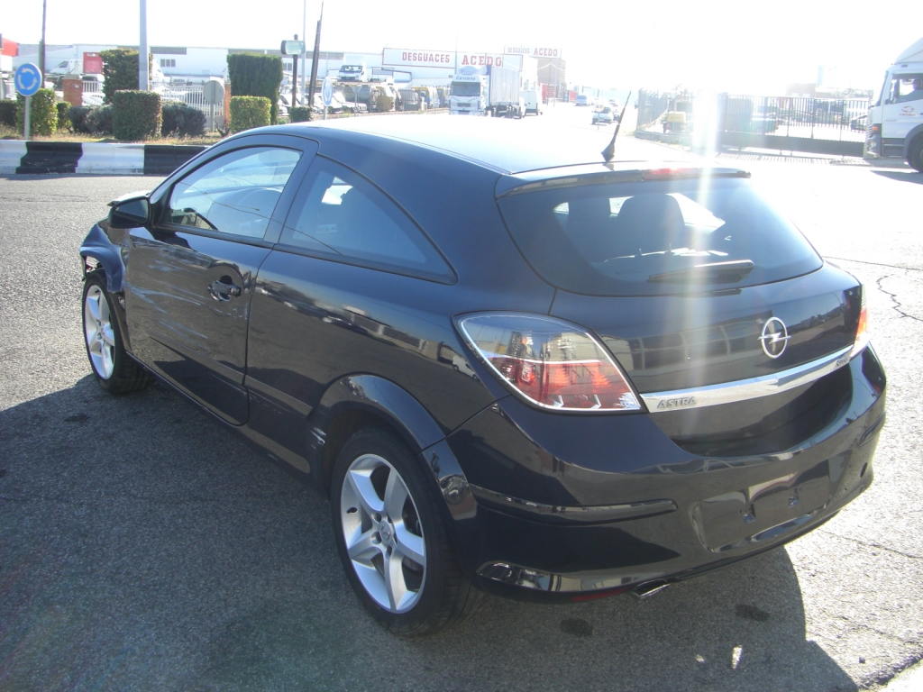 VISTA TRASERA IZQUIERDA OPEL ASTRA GTC 1.9 120CV