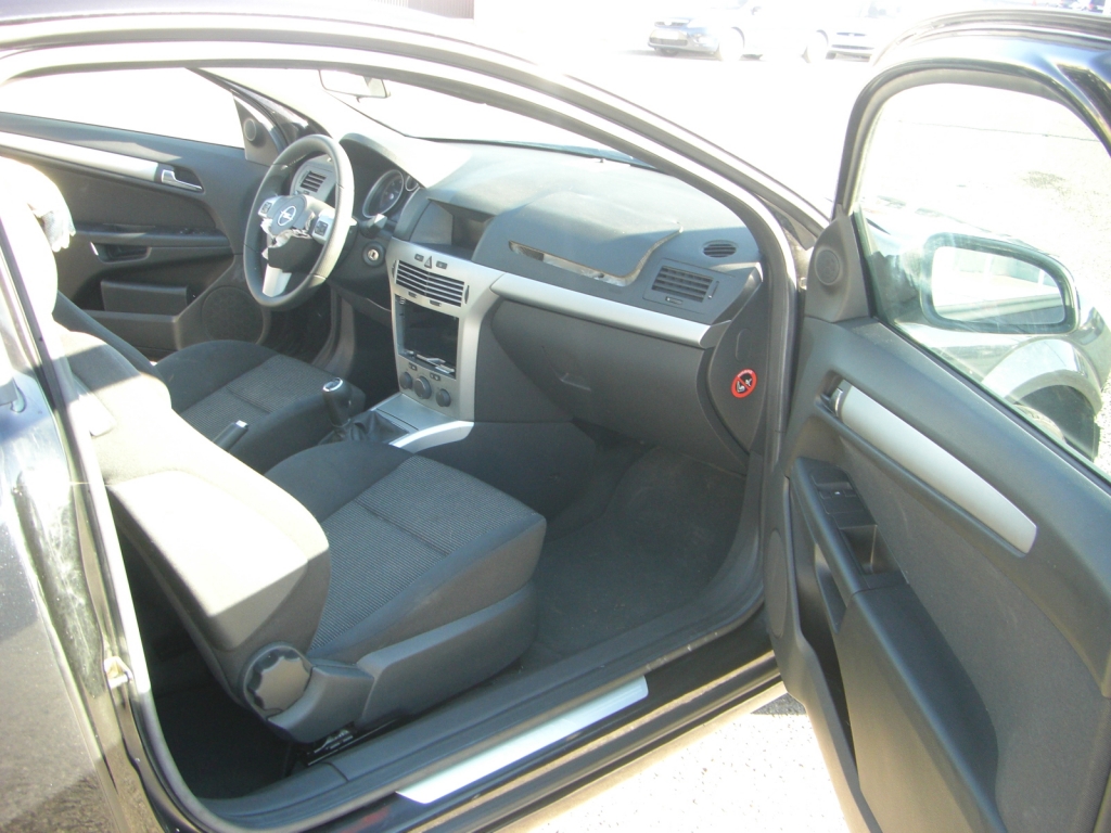 VISTA INTERIOR DERECHO OPEL ASTRA GTC 1.9 120CV