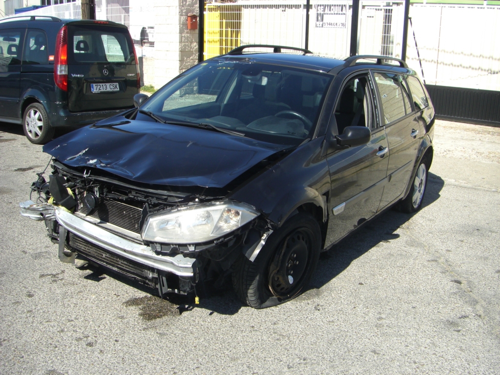 VISTA DELANTERA IZQUIERDA RENAULT MEGANE FAMILIAR 1.9 DCI 120CV