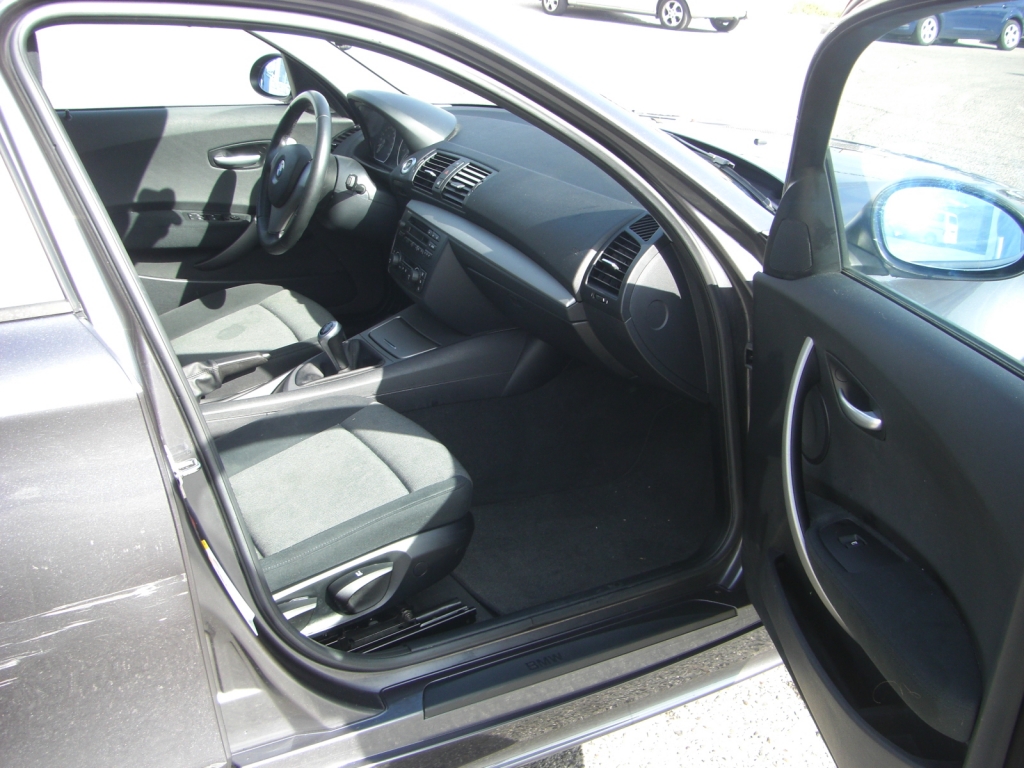 VISTA INTERIOR DERECHO BMW 118 I 143CV GASOLINA