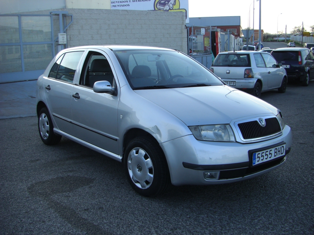 VISTA DELANTERA DERECHA SKODA FABIA 1.4 GASOLINA 60CV