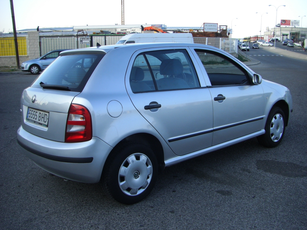 VISTA TRASERA DERECHA SKODA FABIA 1.4 GASOLINA 60CV