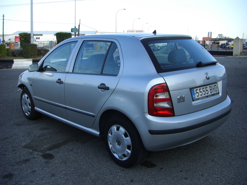 VISTA TRASERA IZQUIERDA SKODA FABIA 1.4 GASOLINA 60CV
