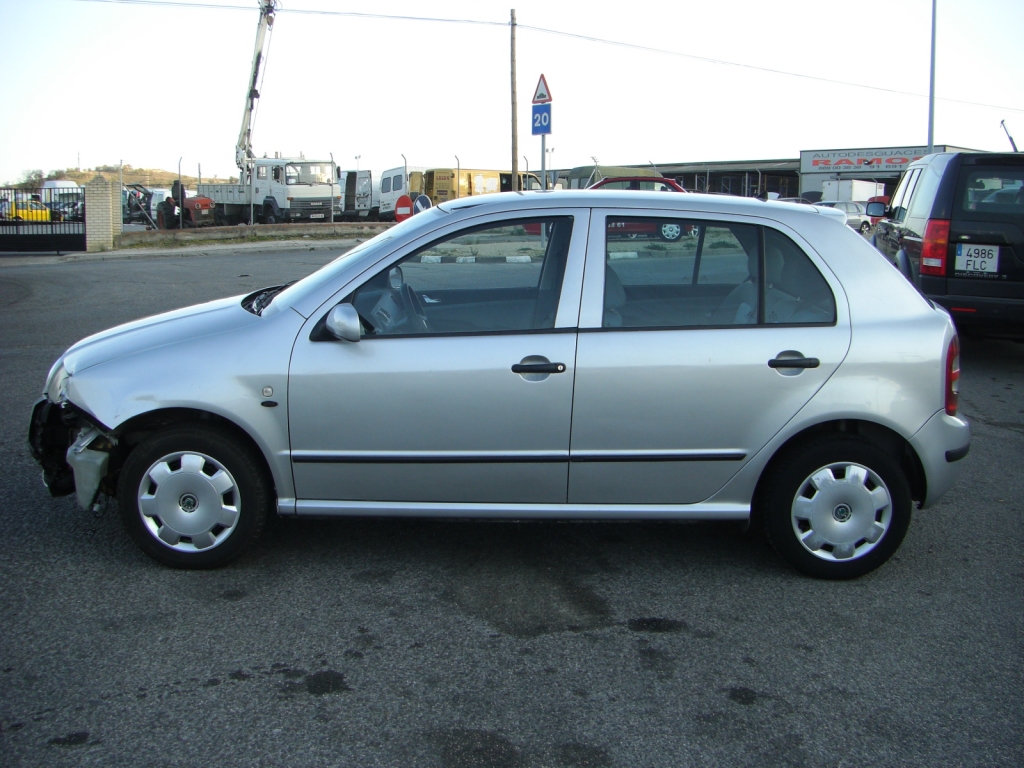 VISTA LATERAL IZQUIERDO SKODA FABIA 1.4 GASOLINA 60CV