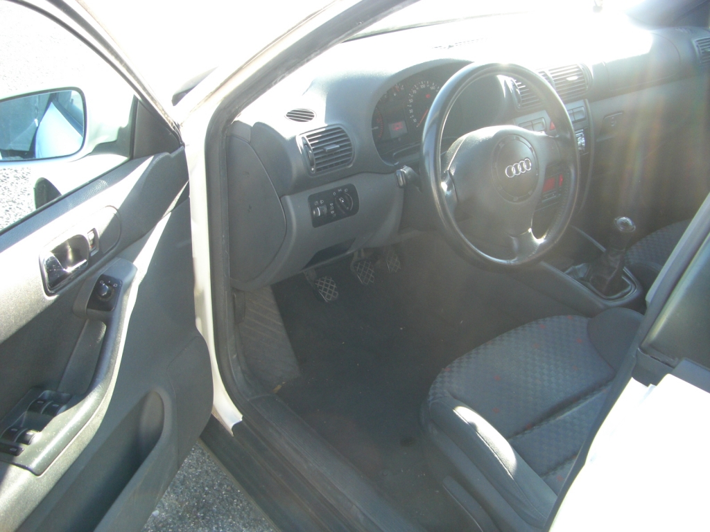 VISTA INTERIOR IZQUIERDO VISTA SALPICADERO AUDI A-3 1.9 TDI 110CV