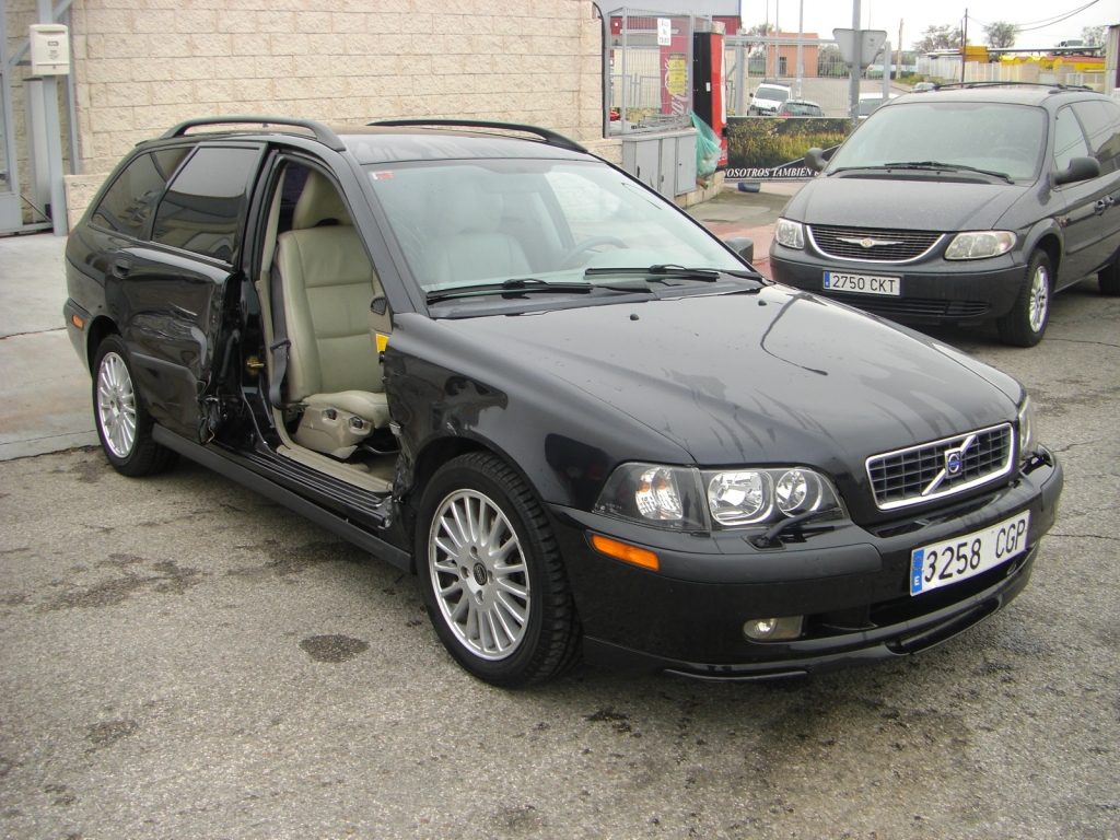 VISTA DELANTERA DERECHA VOLVO V-40 SPORT 1.9 D 115CV FAMILIAR