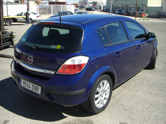 VISTA TRASERA DERECHA OPEL ASTRA 1.6 TWINPORT GASOLINA 105CV