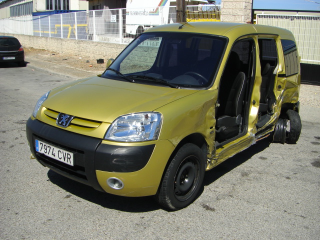 VISTA DELANTERA IZQUIERDA PEUGEOT PARTNER COMBI PLUS 2.0 90CV