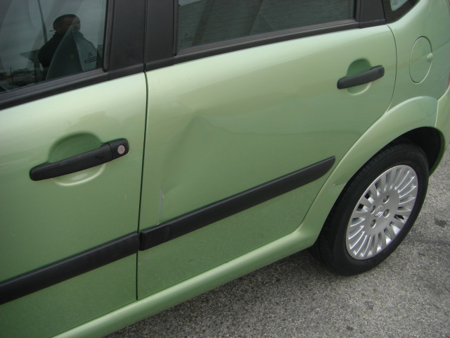 VISTA LEVE TOQUE EN PUERTA TRASERA IZQUIERDA CITROEN C-3 1.4 HDI SX PLUS 68CV