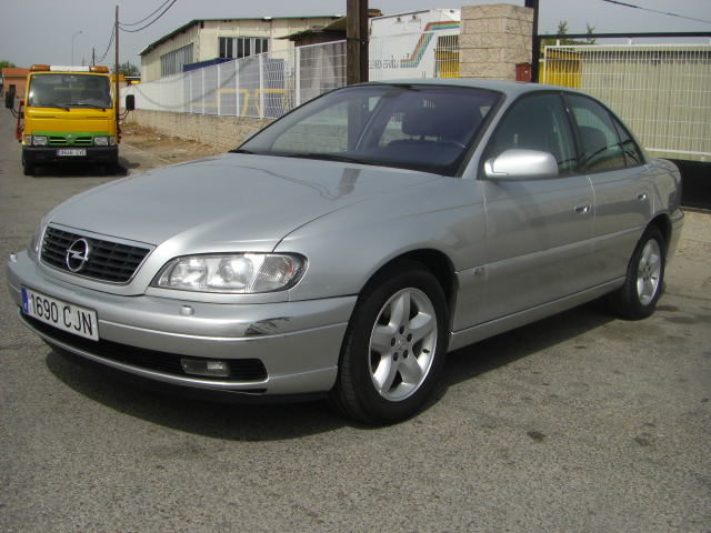 VISTA DELANTERA IZQUIERDA OPEL OMEGA 2.6 V6 180CV