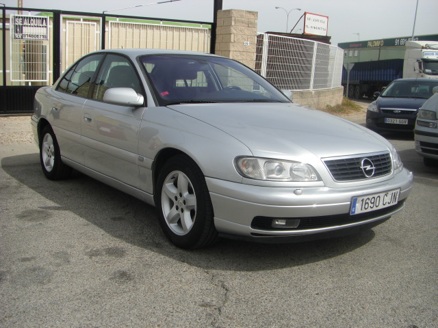 VISTA DELANTERA DERECHA OPEL OMEGA 2.6 V6 180CV