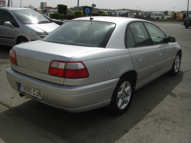 VISTA TRASERA DERECHA OPEL OMEGA 2.6 V6 180CV