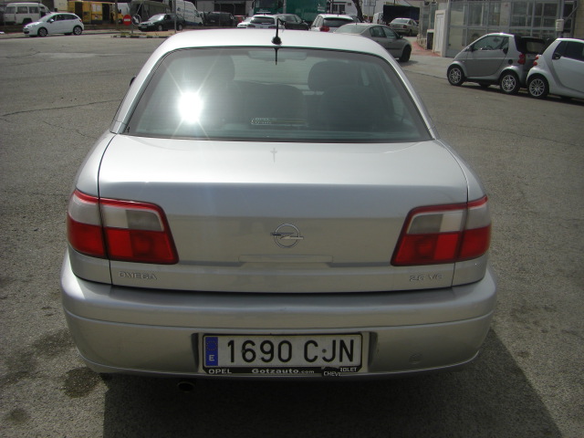 VISTA TRASERA OPEL OMEGA 2.6 V6 180CV