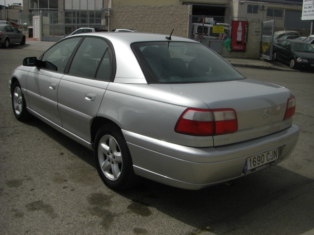 VISTA TRASERA IZQUIERDA OPEL OMEGA 2.6 V6 180CV
