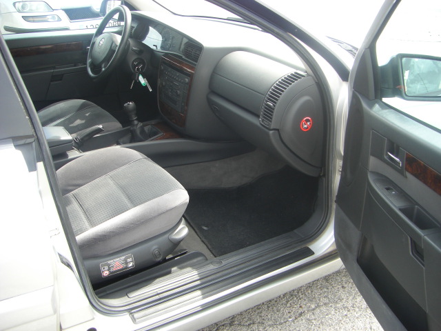 VISTA INTERIOR DERECHO OPEL OMEGA 2.6 V6 180CV